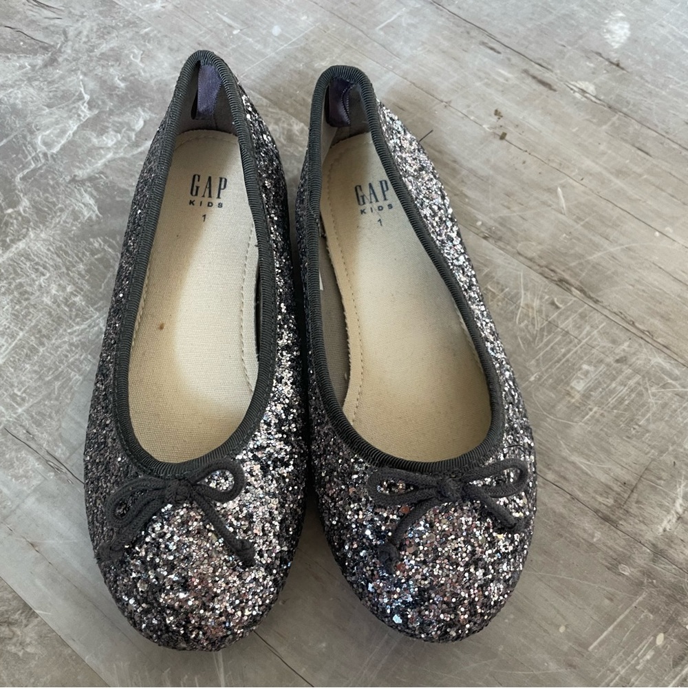 GAP girls ballet flat. Sz. 1. Silver sparkle. EEUC.